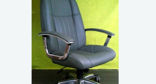 Перетяжка офисного кресла кожей. Технопарк